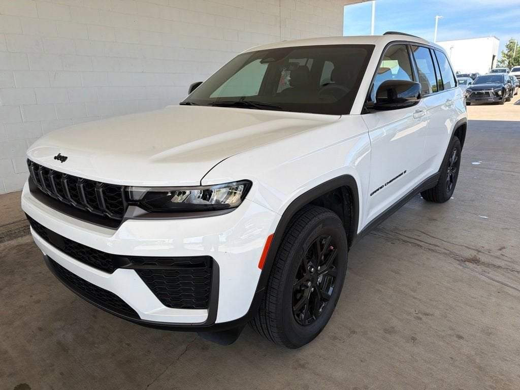 2026 Jeep Grand Cherokee Laredo Altitude