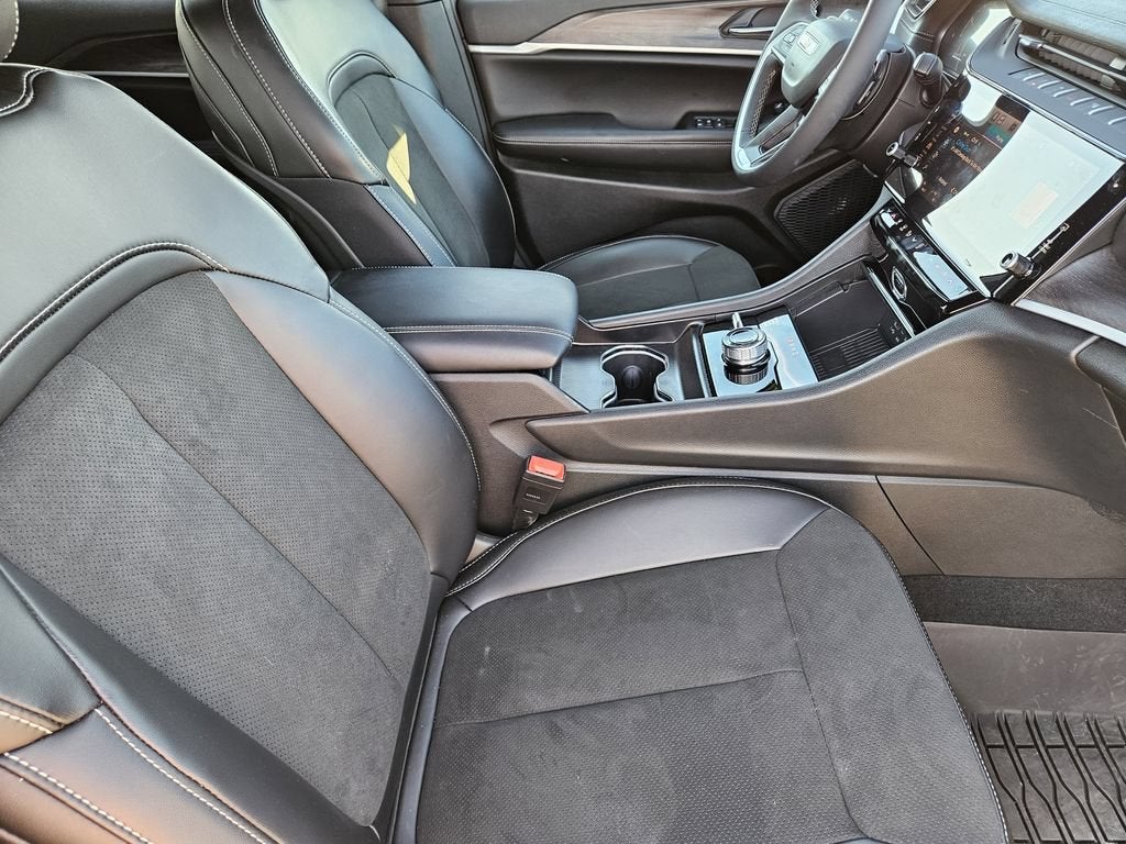 2026 Jeep Grand Cherokee Laredo Altitude