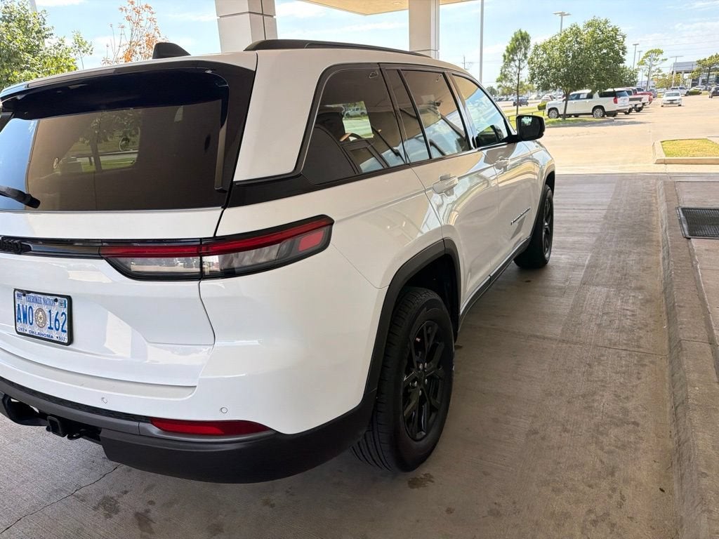 2026 Jeep Grand Cherokee Laredo Altitude