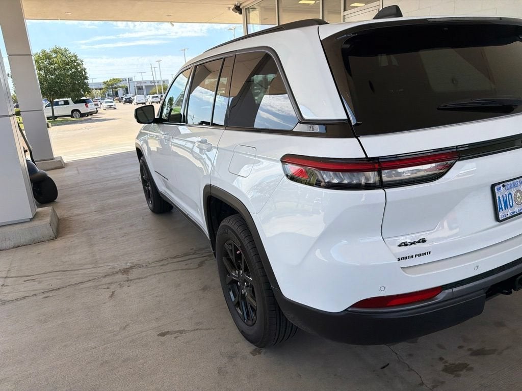 2026 Jeep Grand Cherokee Laredo Altitude