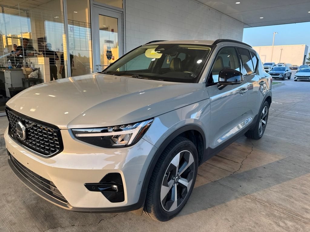 2024 Volvo XC40 Plus Dark Theme
