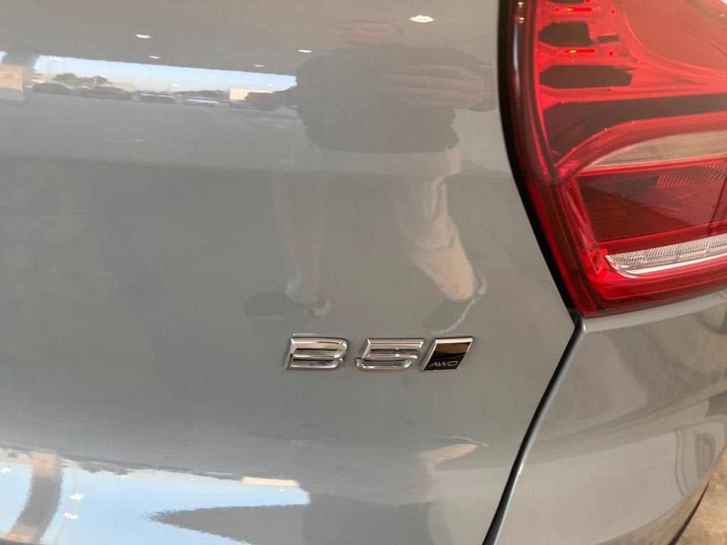 2024 Volvo XC40 Plus Dark Theme